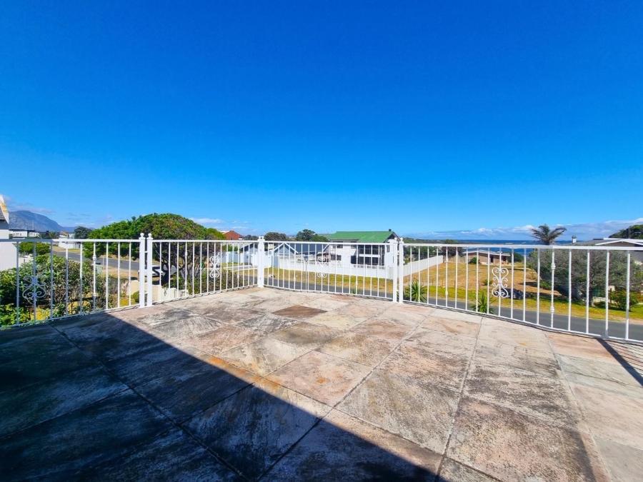 5 Bedroom Property for Sale in Sandbaai Western Cape